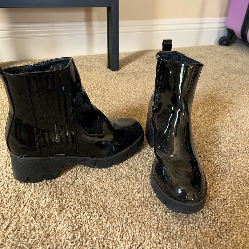 Patent faux leather Chelsea boot